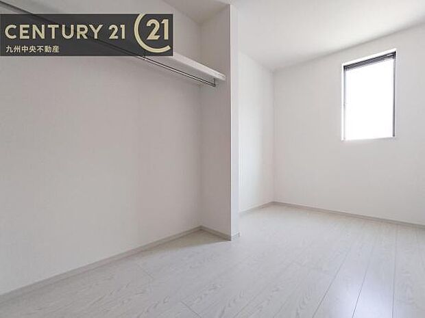 【洋室】家族一人ひとりの大切なプライベート空間。趣味に合わせて使って頂けるようシンプルに仕上げてあります。