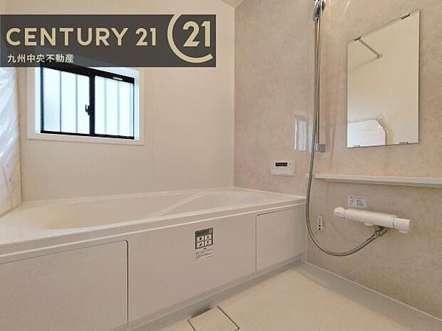 【ユニットバス】浴室暖房乾燥機付きで雨の日が多い梅雨の時期も安心です。また、冬のヒートショック対策としても活躍します。