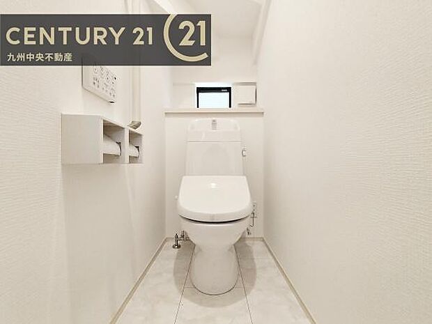 【トイレ】汚れてもサッとひと拭きでお手入れ簡単、エコ仕様の温水洗浄便座付きのトイレです。バリアフリーにも配慮しています。