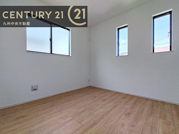 【洋室】2面採光を確保したお部屋。爽やかな風を感じて起きる朝は、快適生活の始まりに。