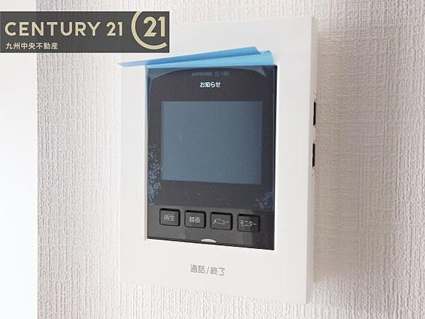 【ＴＶモニターホン】TVモニターホン付きの玄関は、訪問者の顔を見て、応答することができます。センサーライトで、夜の帰宅も明るく照らしてくれます。