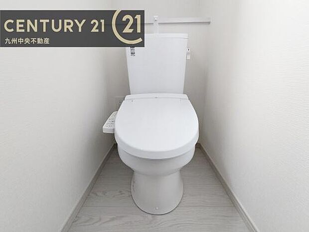 【トイレ】汚れてもサッとひと拭きでお手入れ簡単、エコ仕様の温水洗浄便座付きのトイレです。バリアフリーにも配慮しています。