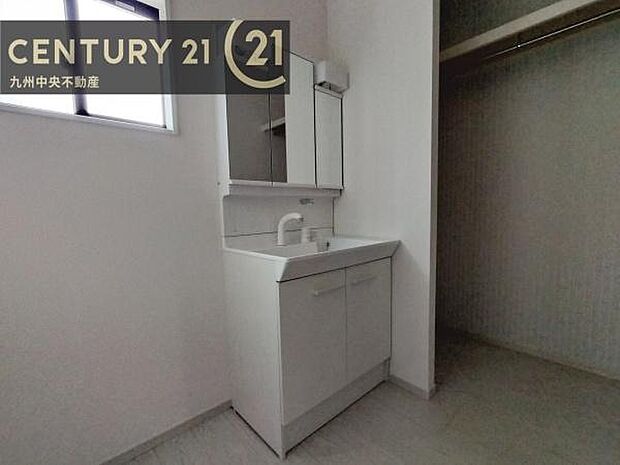 【洗面所】ゆとりの洗面スペースで朝の身支度も快適スムーズに。