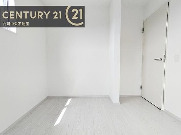 【洋室】家族一人ひとりの大切なプライベート空間。趣味に合わせて使って頂けるようシンプルに仕上げてあります。