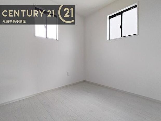 【洋室】家族一人ひとりの大切なプライベート空間。趣味に合わせて使って頂けるようシンプルに仕上げてあります。