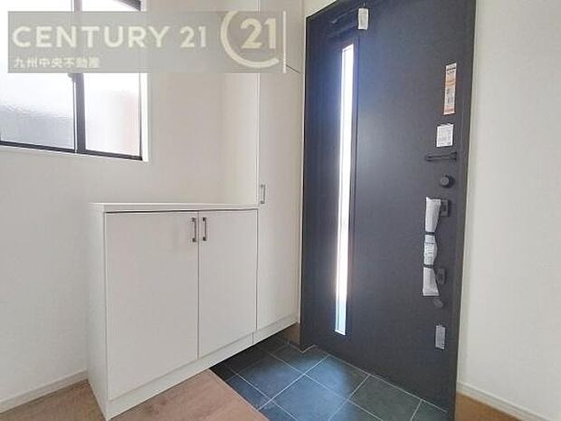 【玄関】玄関をスッキリに見せるために、シューズボックスを設置しました。オシャレは足元から。