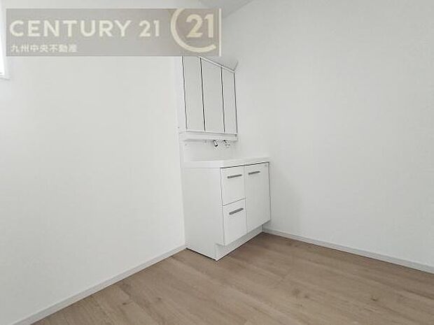 【洗面所】広々とした洗面スペースで朝時間も快適に。鏡の両サイドは、必要なものを取り出しやすく、大きな鏡面で朝の準備もスムーズに。