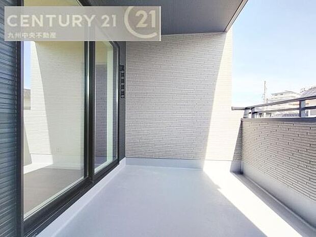 【バルコニー】日当たり良好なバルコニー。洗濯物やお布団もポッカポカに。