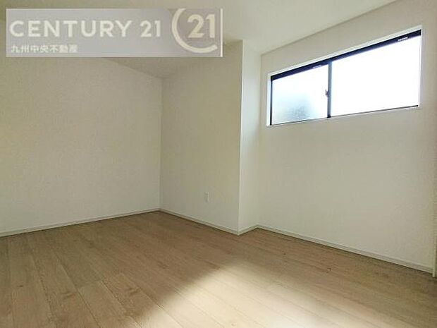 【子供部屋】学習机やベッドの配置がしやすい空間です。