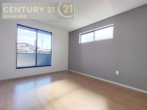 【洋室】開放的なバルコニーに面したお部屋。採光良好な快適空間です。