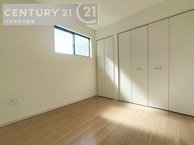 【洋室】家族一人ひとりの大切なプライベート空間。趣味に合わせて使って頂けるようシンプルに仕上げてあります。