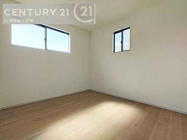 【洋室】2面採光を確保したお部屋。爽やかな風を感じて起きる朝は、快適生活の始まりに。