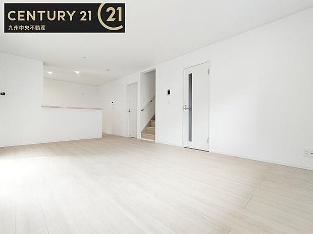 【リビング】暖かな光が包み込んでくれるLDKは家族みんなが自然と集まってくる場所。快適でゆったり寛げる空間となっています。