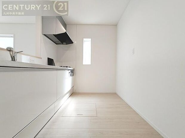 【キッチン】家族との会話を楽しめながら、お子様を見守りながら、お料理をすることができます。