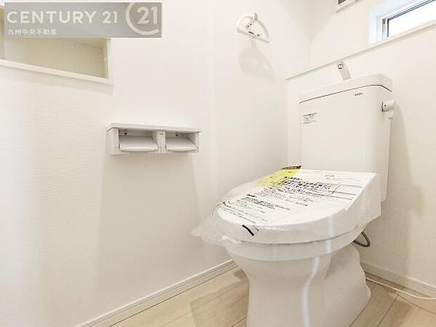 【トイレ】汚れてもサッとひと拭きでお手入れ簡単、エコ仕様の温水洗浄便座付きのトイレです。バリアフリーにも配慮しています。