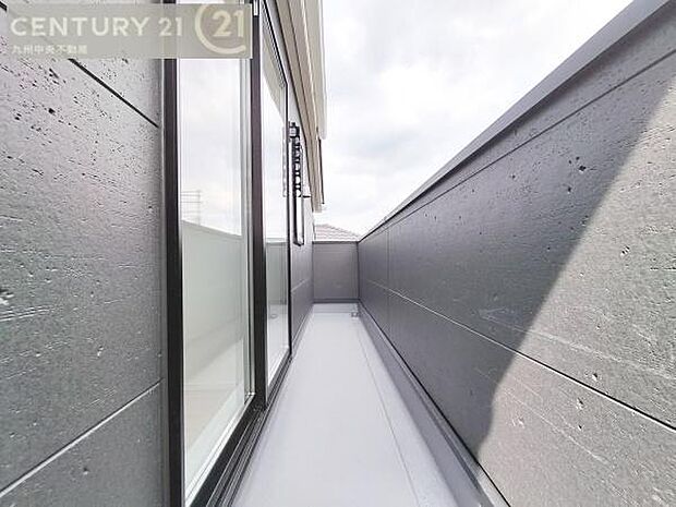 【バルコニー】日当たり良好なバルコニー。洗濯物やお布団もポッカポカに。