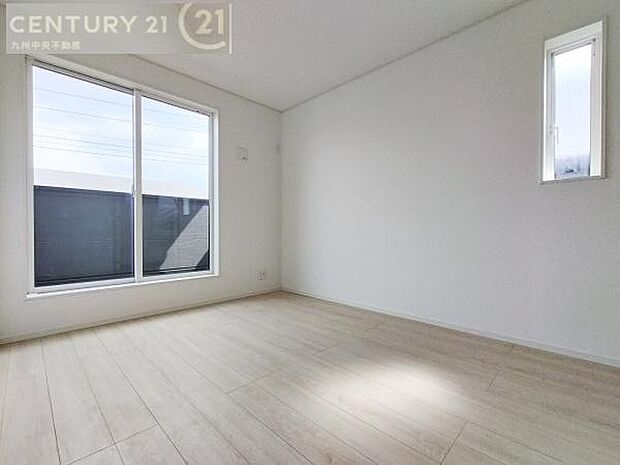 【洋室】開放的なバルコニーに面したお部屋。採光良好な快適空間です。