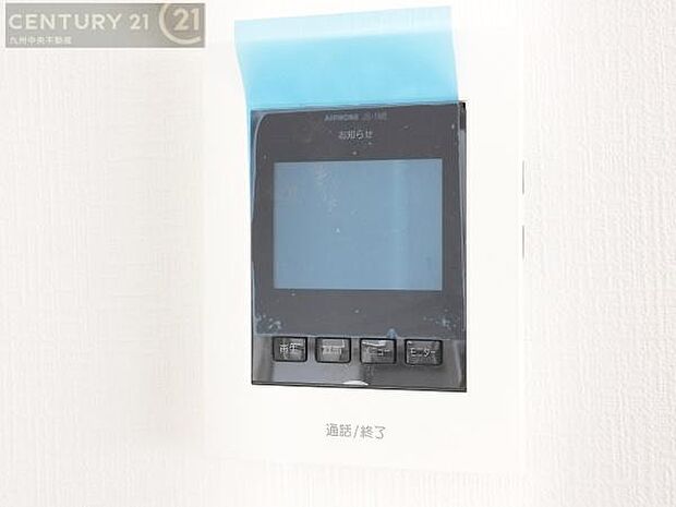 【ＴＶモニターホン】TVモニターホン付きの玄関は、訪問者の顔を見て、応答することができます。センサーライトで、夜の帰宅も明るく照らしてくれます。