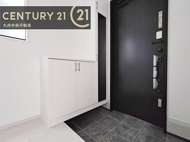 【玄関】玄関をスッキリに見せるために、シューズボックスを設置しました。オシャレは足元から。