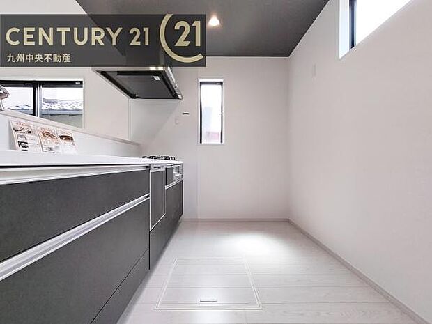 【キッチン】家族との会話を楽しみながら、お子様を見守りながら、お料理をすることができます。