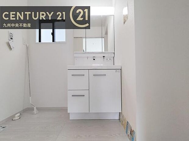 【洗面所】ゆとりの洗面スペースで朝の身支度も快適スムーズに。