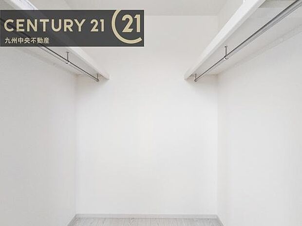 【ウォークインクローゼット】大型収納で片付け安心、生活にゆとりができ、お部屋もスッキリします。