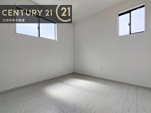 【洋室】家族一人ひとりの大切なプライベート空間。趣味に合わせて使って頂けるようシンプルに仕上げてあります。