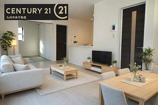 ※掲載の家具およびCG加工はあくまでイメージであり、販売価格には含まれておりません。【リビング】暖かな光が包み込んでくれるLDKは家族みんなが自然と集まる場所。快適でゆったり寛げる空間です。