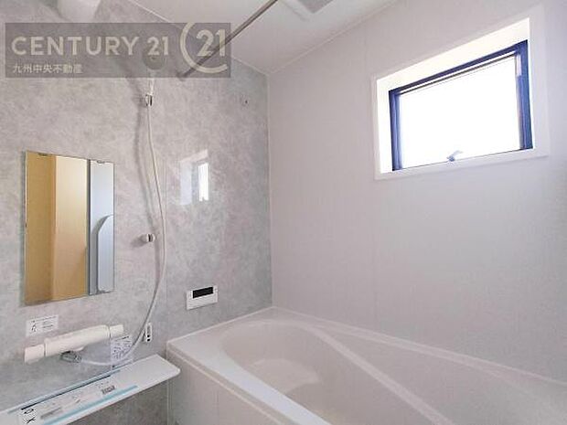 【ユニットバス】浴室暖房乾燥機付きで雨の日が多い梅雨の時期も安心です。また、冬のヒートショック対策としても活躍します。