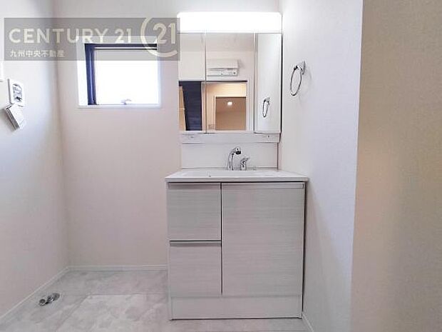 【洗面所】広々とした洗面スペースで朝時間も快適に。鏡の両サイドは、必要なものを取り出しやすく、大きな鏡面で朝の準備もスムーズに。