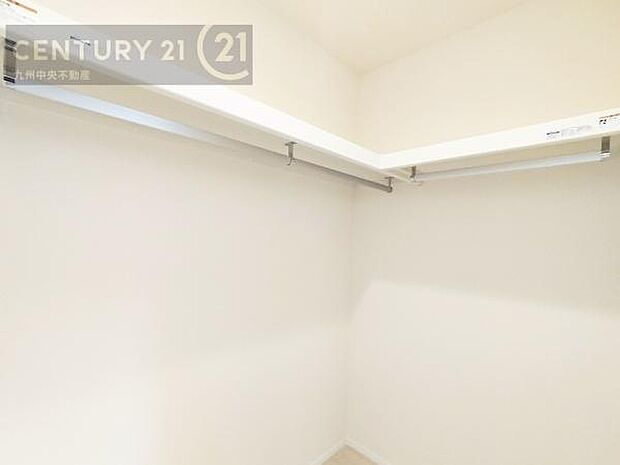 【ウォークインクローゼット】大型収納で片付け安心、生活にゆとりができ、お部屋もスッキリします。