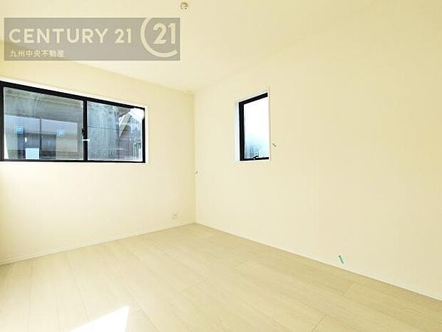 【洋室】2面採光を確保したお部屋。爽やかな風を感じて起きる朝は、快適生活の始まりに。