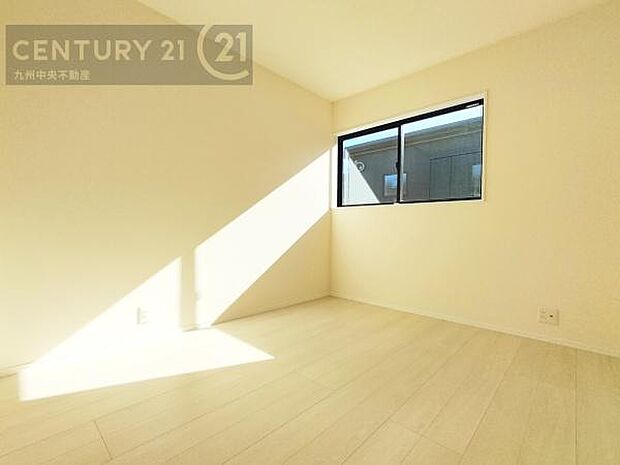 【洋室】家族一人ひとりの大切なプライベート空間。趣味に合わせて使って頂けるようシンプルに仕上げてあります。