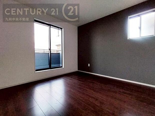 【寝室】主寝室にはアクセントクロスでデザイナーズ感を演出。