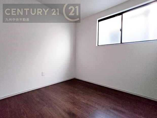 【洋室】家族一人ひとりの大切なプライベート空間。趣味に合わせて使って頂けるようシンプルに仕上げてあります。