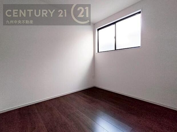 【洋室】家族一人ひとりの大切なプライベート空間。趣味に合わせて使って頂けるようシンプルに仕上げてあります。