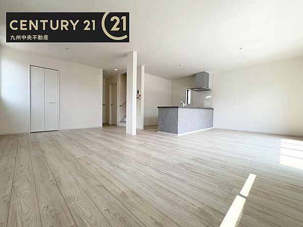 【リビング】ご家族みんながゆったり寛げる開放感たっぷりのリビング。広々としたリビングでは家具選びも楽しみの一つになりますね。