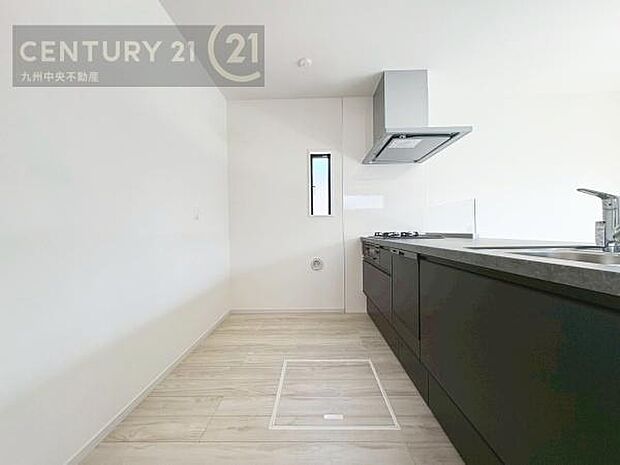 【キッチン】収納スペース・作業スペースが広いシステムキッチンは奥様にうれしいポイント。快適にお料理ができます。