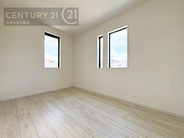 【子供部屋】学習机やベッドの配置がしやすい空間です。