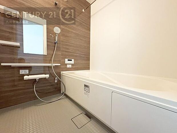 【ユニットバス】浴室暖房乾燥機付きで雨の日が多い梅雨の時期も安心です。また、冬のヒートショック対策としても活躍します。