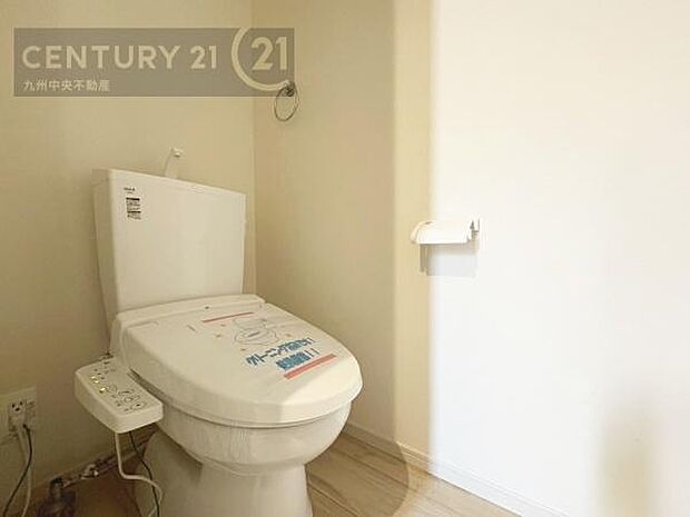 【トイレ】汚れてもサッとひと拭きでお手入れ簡単、エコ仕様の温水洗浄便座付きのトイレです。バリアフリーにも配慮しています。