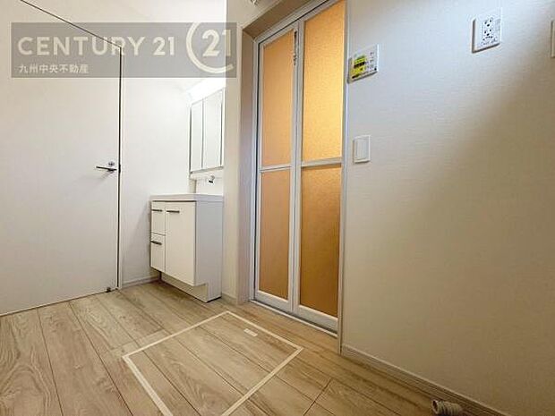 【洗面所】広々とした洗面スペースで朝時間も快適に。鏡の両サイドは、必要なものを取り出しやすく、大きな鏡面で朝の準備もスムーズに。