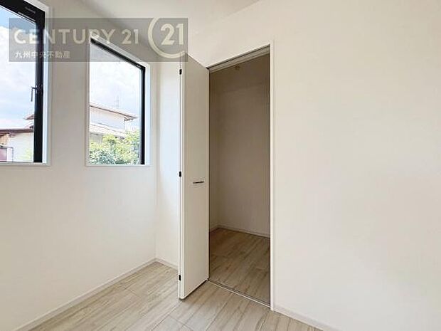 【ウォークインクローゼット】大型収納で片付け安心、生活にゆとりができ、お部屋もスッキリします。