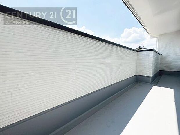 【バルコニー】広々バルコニー。日当たりも良く、洗濯物もよく乾きます。