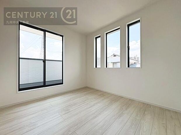 【洋室】開放的なバルコニーに面したお部屋。採光良好な快適空間です。