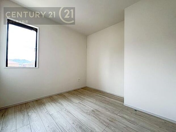 【洋室】家族一人ひとりの大切なプライベート空間。趣味に合わせて使って頂けるようシンプルに仕上げてあります。