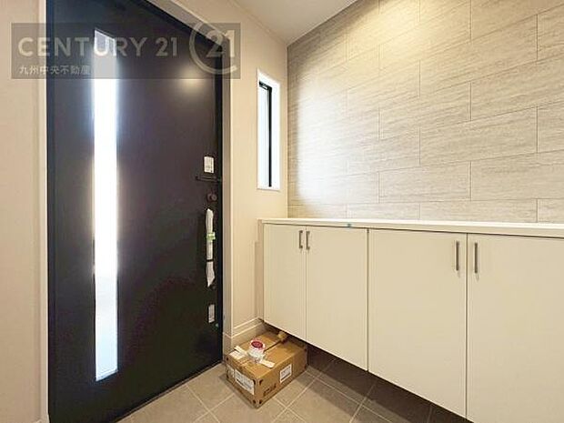 【玄関】玄関をスッキリに見せるために、シューズボックスを設置しました。オシャレは足元から。