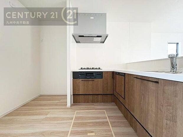 【キッチン】収納スペース・作業スペースが広いシステムキッチンは奥様にうれしいポイント。快適にお料理ができます。