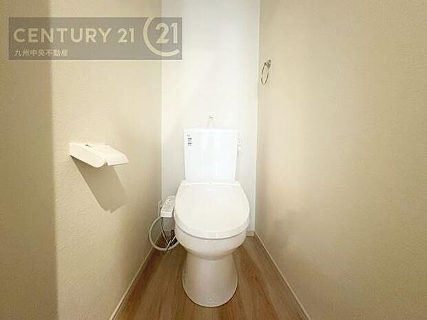 【トイレ】汚れてもサッとひと拭きでお手入れ簡単、エコ仕様の温水洗浄便座付きのトイレです。バリアフリーにも配慮しています。