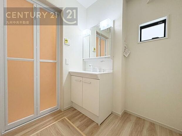 【洗面所】広々とした洗面スペースで朝時間も快適に。鏡の両サイドは、必要なものを取り出しやすく、大きな鏡面で朝の準備もスムーズに。